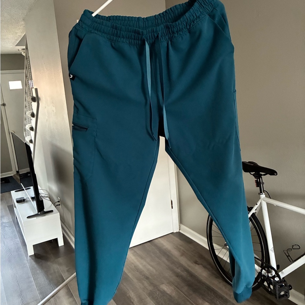 JAANUU Osmo 8-Pocket Scrub Jogger